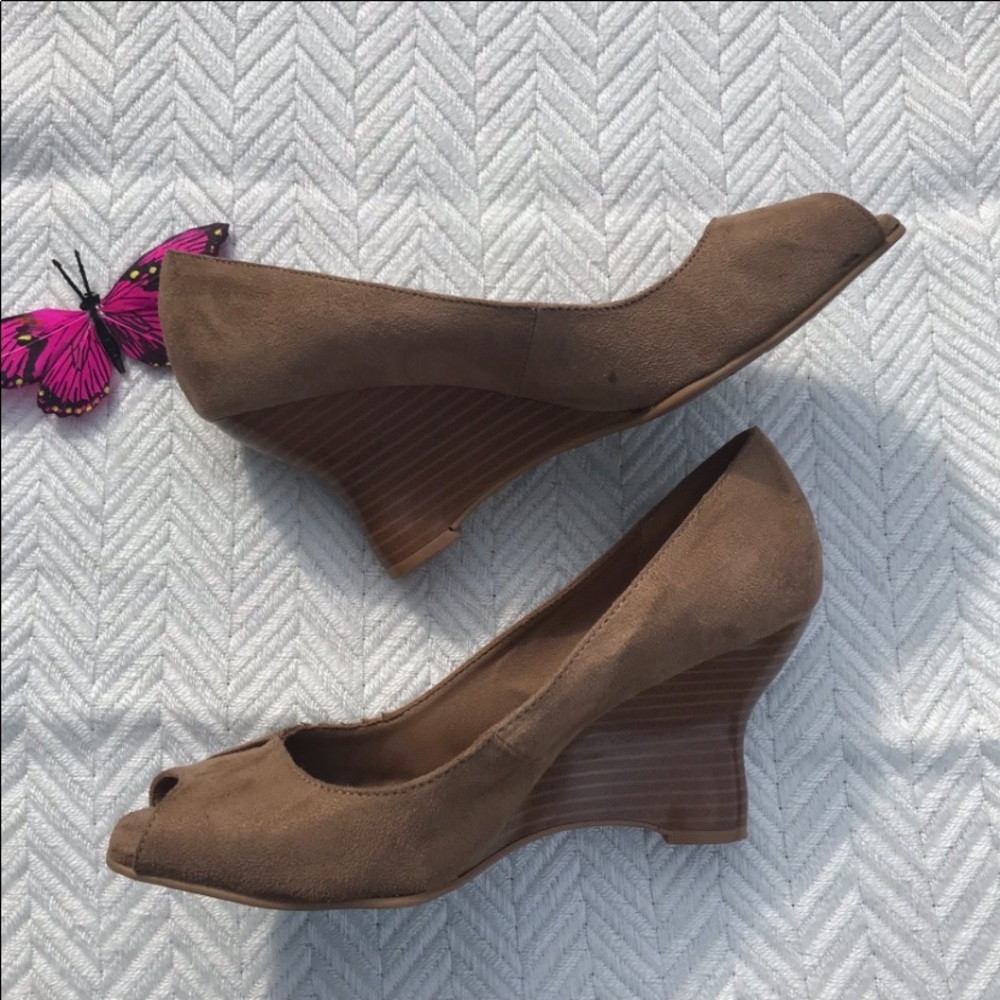 FIONI Tan Peep-Toed Wooden Heel Wedges